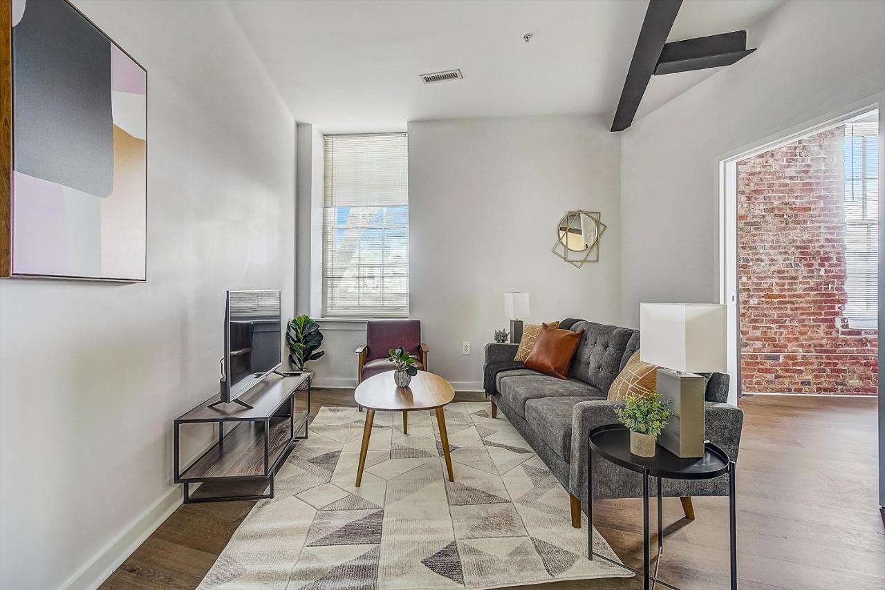 Frontdesk I Carriage Wheel Lofts Apts Philadelphia Apartment Bilik gambar